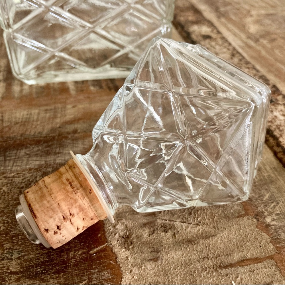 Mid-Century Glass Decanter with Diamond Pattern - Picture 6 of 14